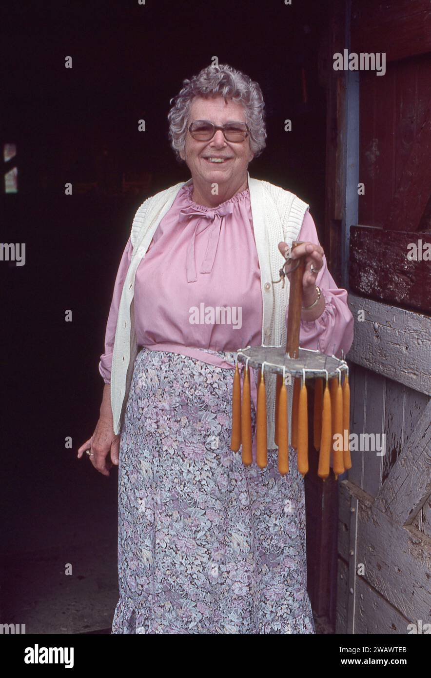 Eine ältere Kerzenmacherin im Amish Country in Lancaster, Pennsylvania. Mitte der 1970er Jahre Stockfoto
