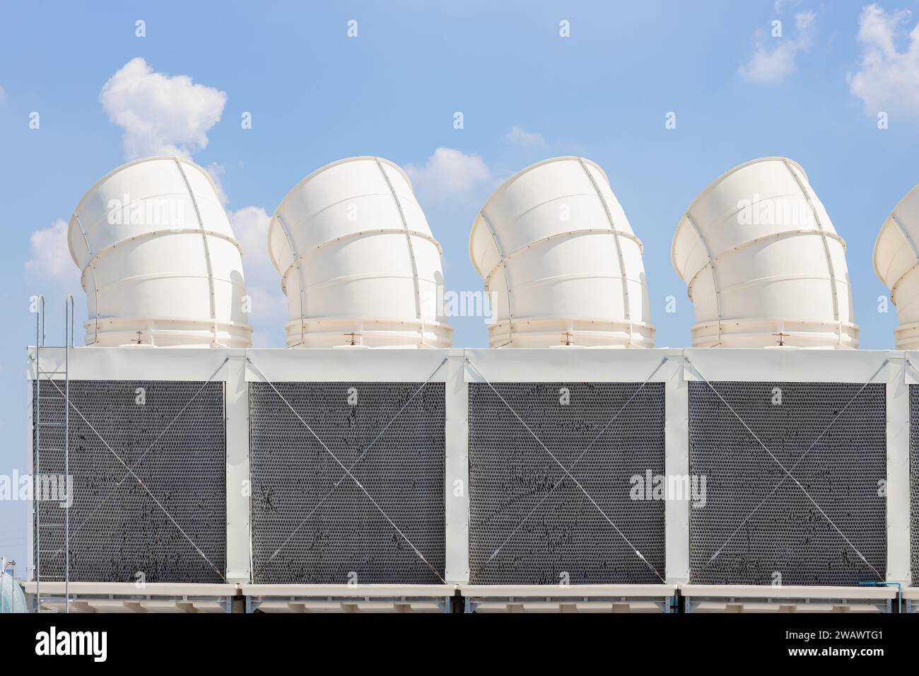 Heizungs-/Lüftungsanlagen an Dacheinheiten. Großer Wasserkühlturm für Industrieklimaanlagen Stockfoto