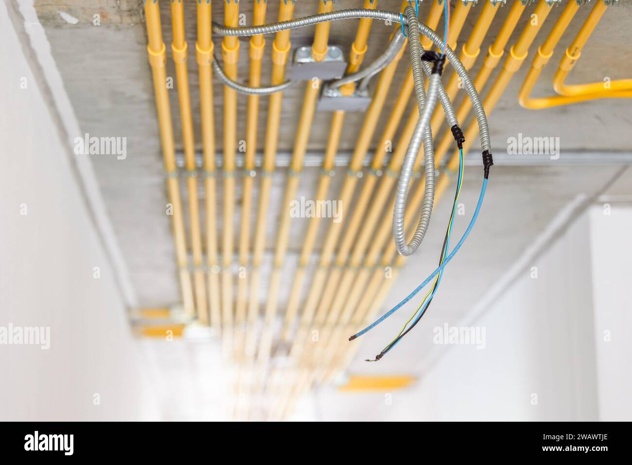 LAN-Netzwerkkabel im Baugebäude mit flexiblem Stahlrohr mit Stromverdrahtung in PVC-Rohrleitungen sauber Stockfoto