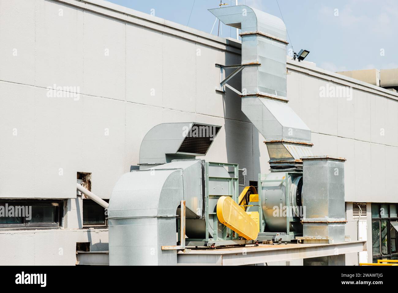 Lüftungsanlage in großem Geschäftsgebäude, Lüftermaschine mit Rauchfilterkanal außerhalb des Dachgebäudes. Stockfoto
