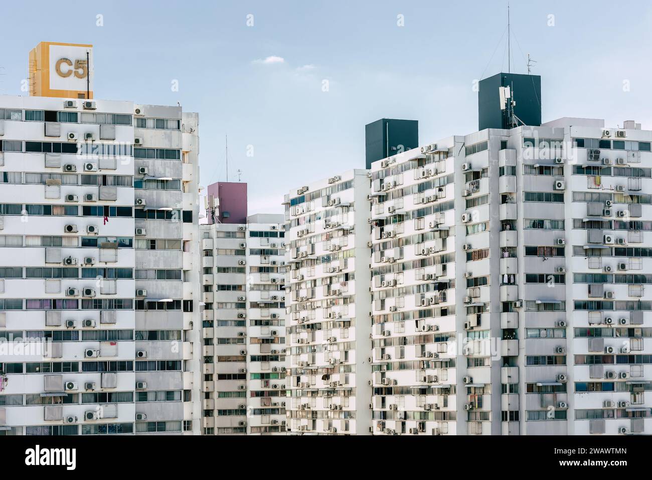 Überfüllter Apartmentturm in der modernen Innenstadt Metro arme Leute wohnen in einem Wohnstil mit hoher Dichte. Stockfoto