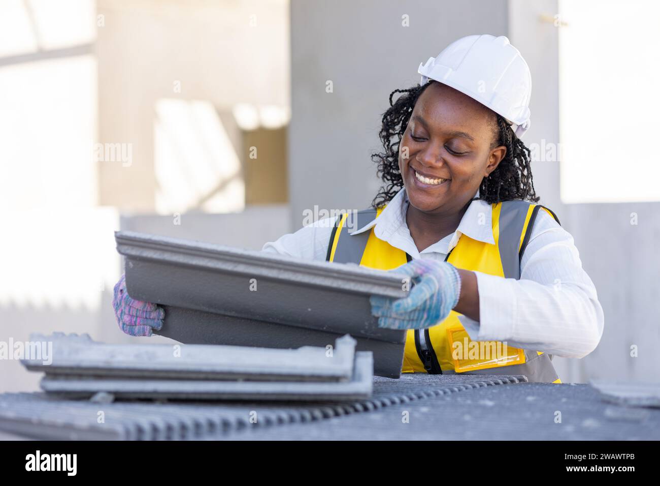 Glückliche schwarze afrikanische arbeitende Frauen Arbeiter genießen harte Arbeit für intelligente gesunde und gute Wohlfahrt Arbeitspflege und Sicherheit auf der Baustelle. Stockfoto