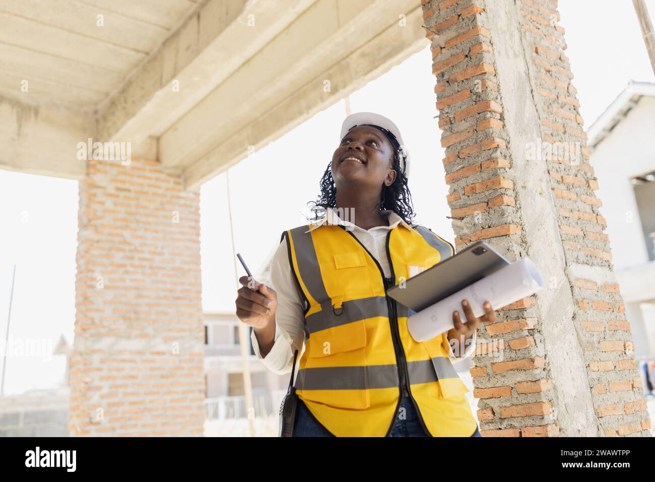 Ingenieur Frauen schwarz afrikanische professionelle Arbeiter arbeiten Inspektion Qualitätsprüfung der Baustelle Haus Bauprojekt. Stockfoto
