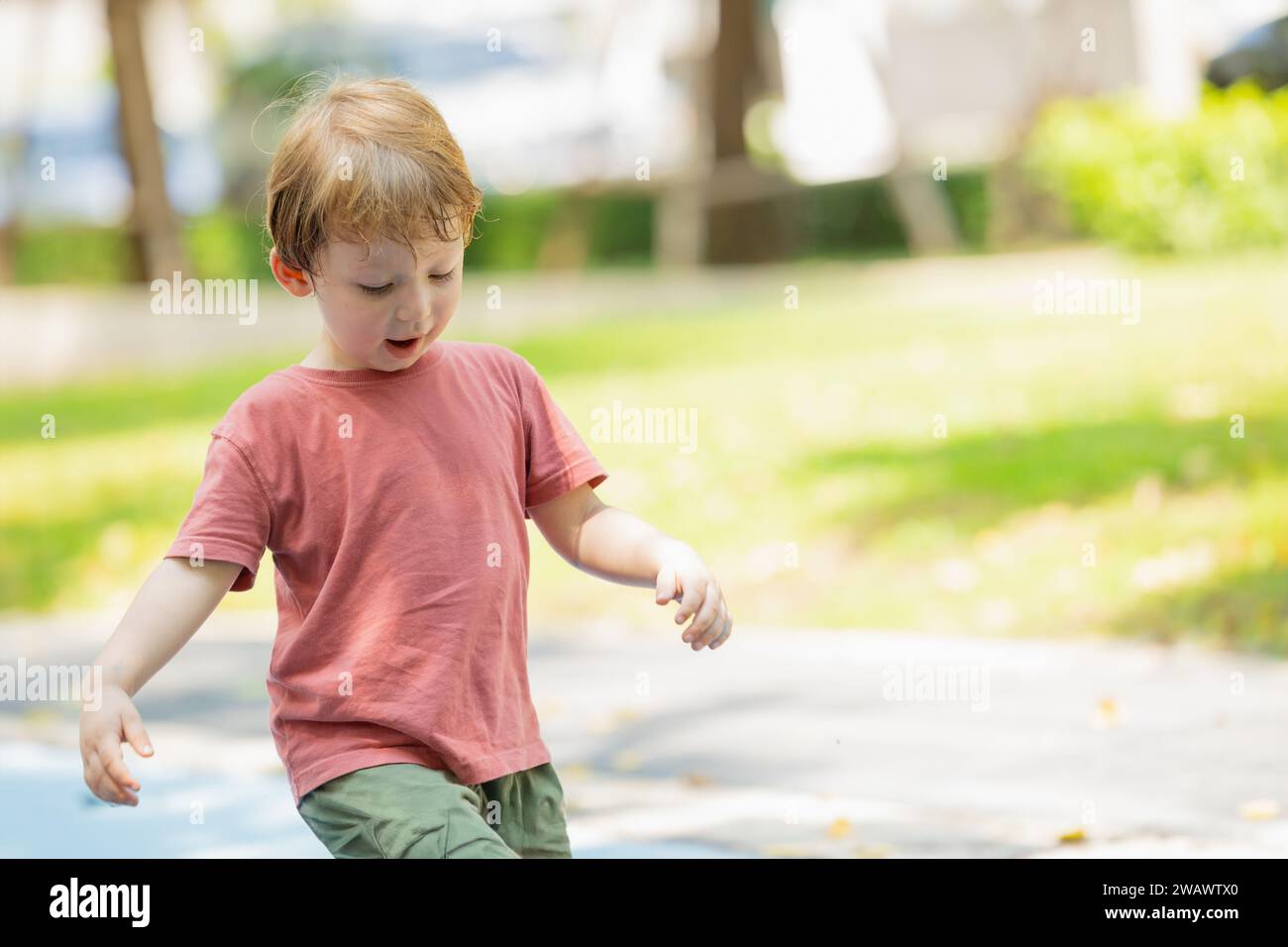 Laufender Junge schöne gesunde starke Kind aktiv verspielt im Freien im Park Garten Sommersaison Stockfoto