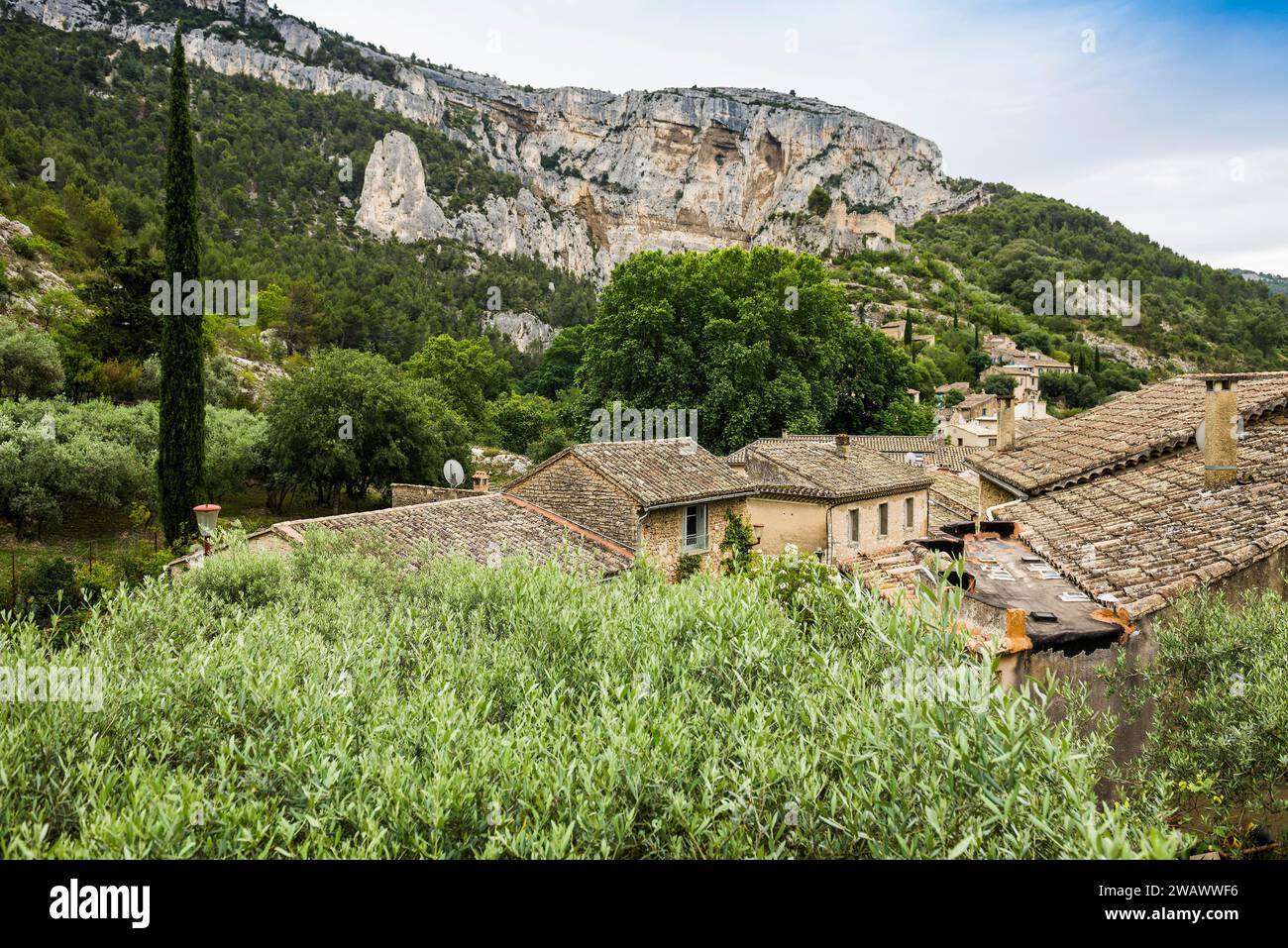 Mittelalterliches Dorf in den Bergen, Fontaine-de-Vaucluse, Departement Vaucluse, Provence-Alpes-Cote d'Azur, Frankreich Stockfoto