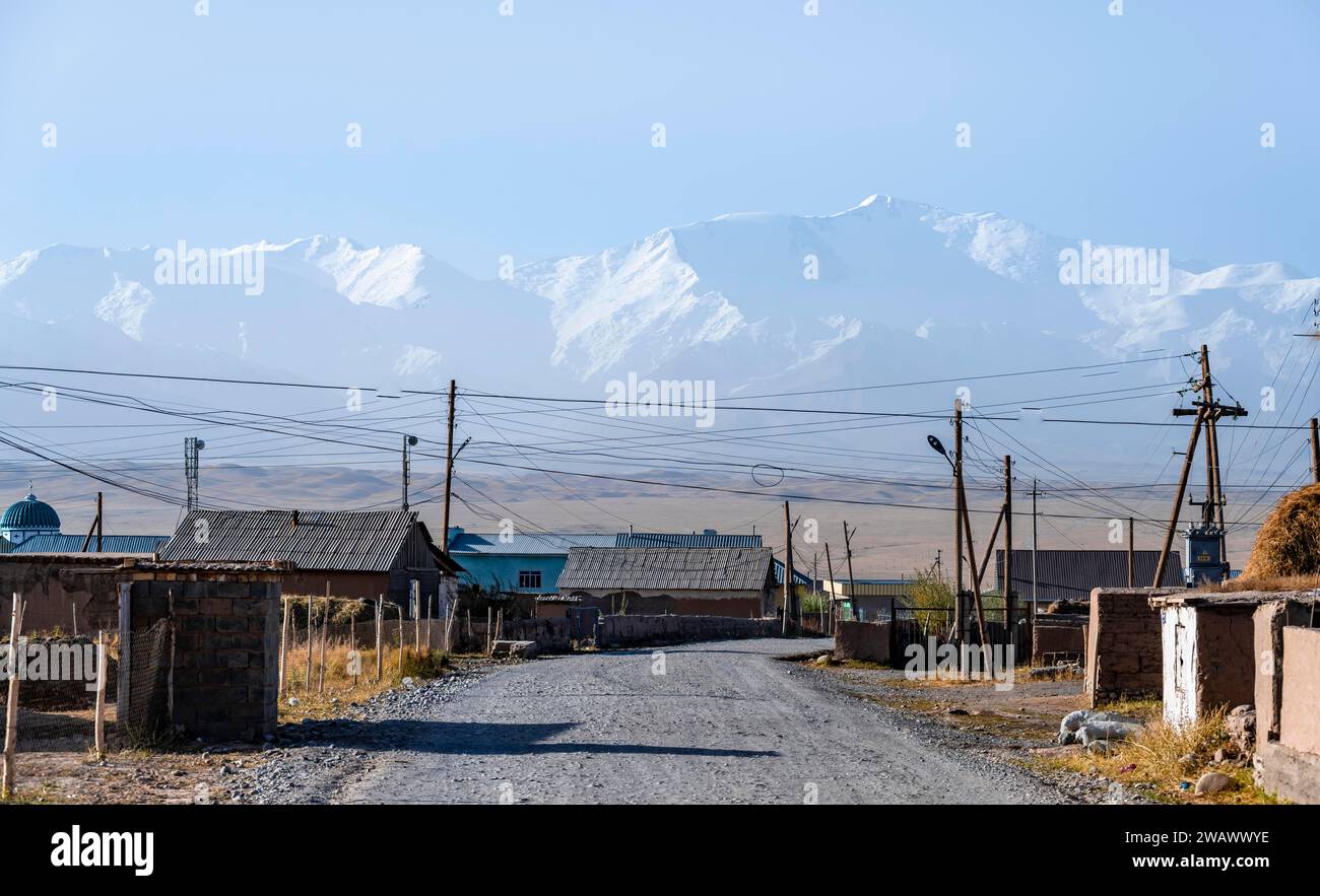 Sary Mogul Village, schneebedeckte Berge, Pamir Mountains, hohe Berge, Transalai Range, Bezirk Alay, Kirgisistan Stockfoto