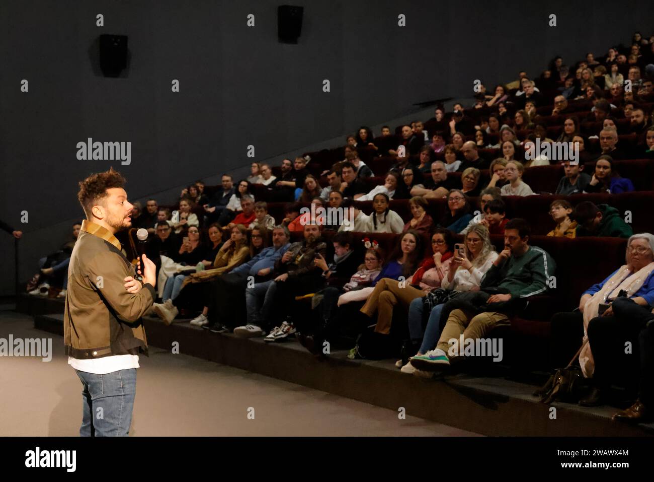 Limoges, Frankreich. Januar 2024. Der französische Schauspieler, Drehbuchautor, Komiker und Produzent Kev Adams präsentiert eine Vorschau des Films „Maison de retraite 2“ im Kino „Grand Ecran“ in Limoges. Regie führte Claude Zidi Jr, Sohn des französischen Regisseurs, Drehbuchautors und Produzenten Claude Zidi. Foto von HM Images/Alamy Live News. Stockfoto