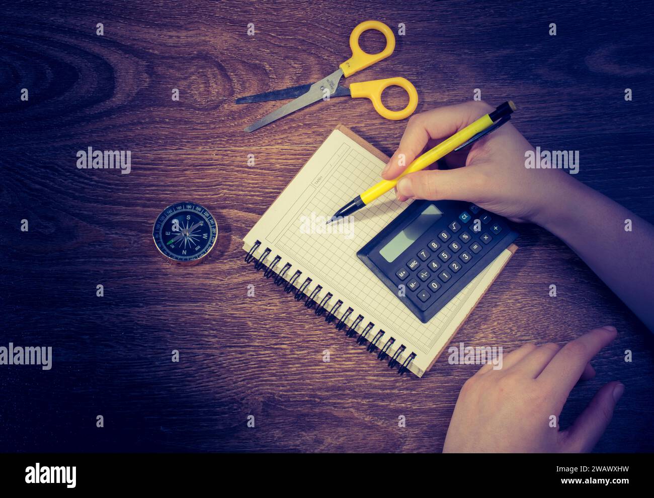 Handschrift in einem weißen Notizbuch auf braunem Hintergrund Stockfoto