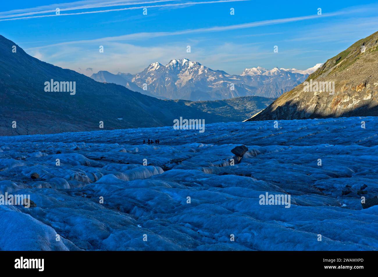 Vormittag auf dem zerklüfteten Eis des Großen Aletschgletschers, Blick auf den Bergrücken der Walliser Alpen, UNESCO-Weltkulturerbe Schweizer Alpen Jungfrau-Aletsch Stockfoto