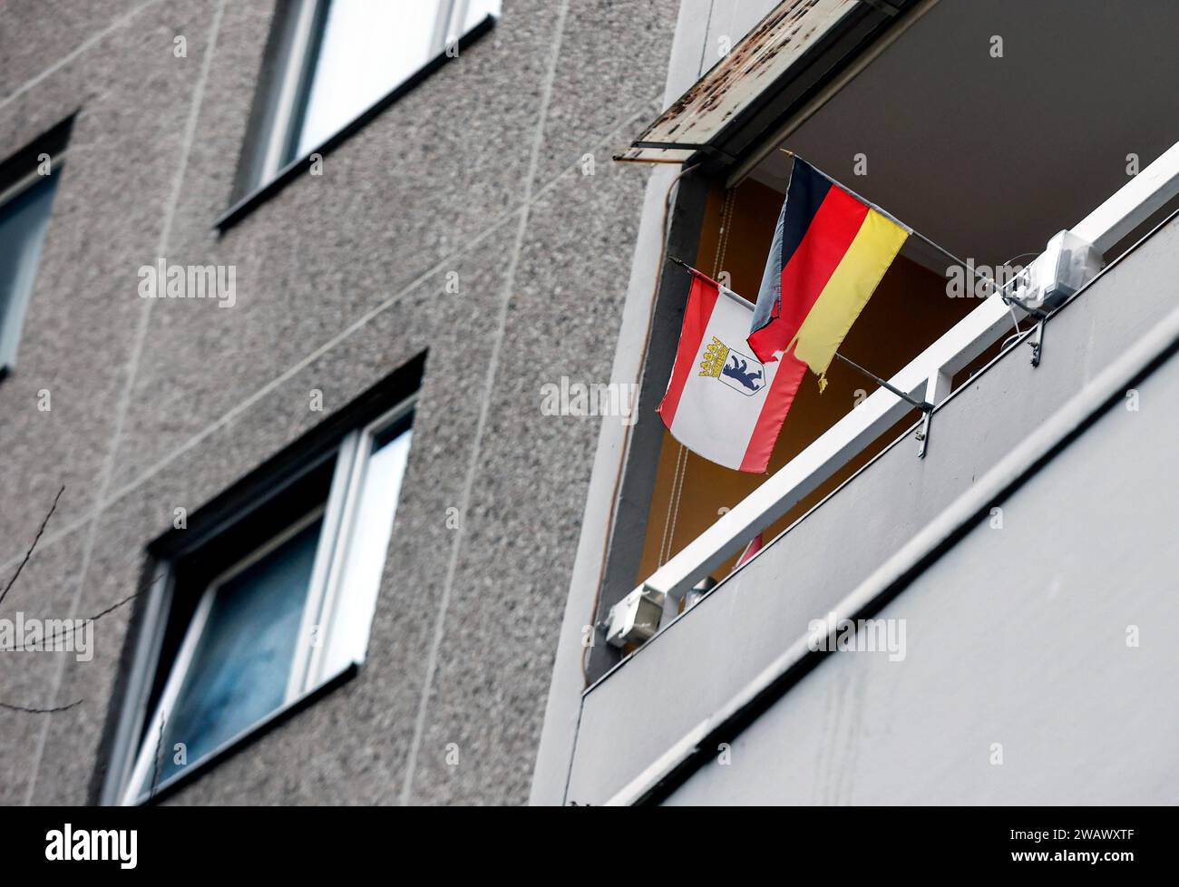 Ein Mieter im Gropiushaus hat seinen Balkon mit einer deutschen Flagge und der Flagge von Berlin geschmückt. Der Anstieg der Mieten in deutschen Städten hat zugenommen Stockfoto