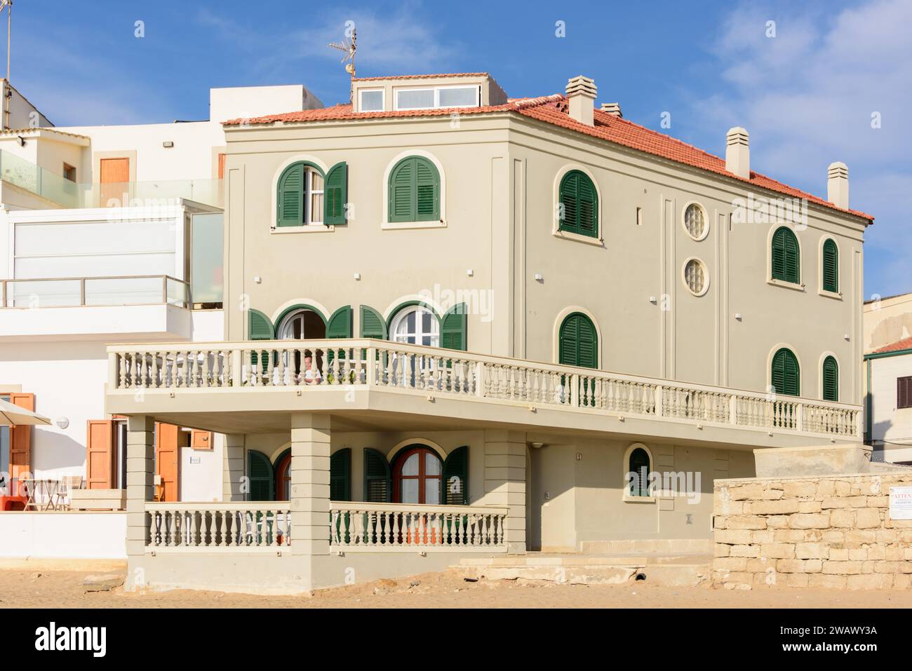 Das Haus am Strand von Punta Secca ist die Wohnung von Commissario Montalbano der Figur einer Fernsehserie von Andrea Camilleri die hier spielt. Stockfoto