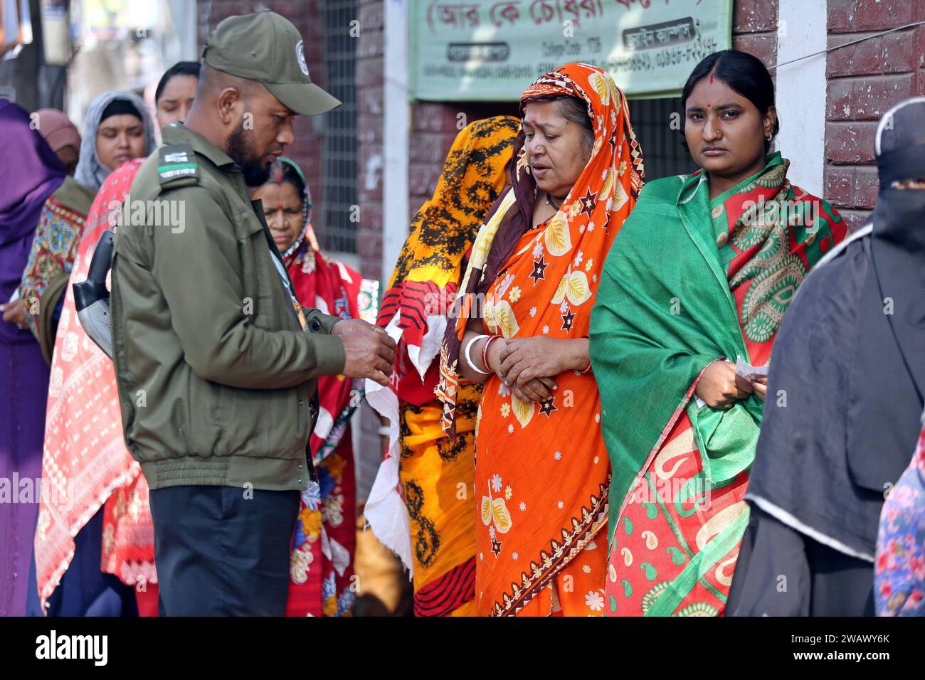 Wahlen in Bangladesch Bevölkerung wählt neues Parlament Menschen
