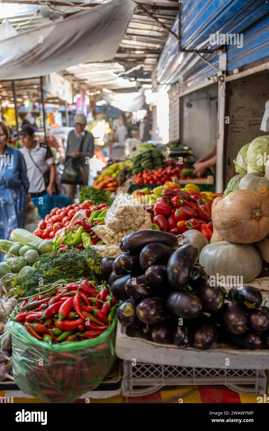 Verkaufsstand für Gemüse auf dem Osh Basar, Bischkek, Kirgisistan Stockfoto