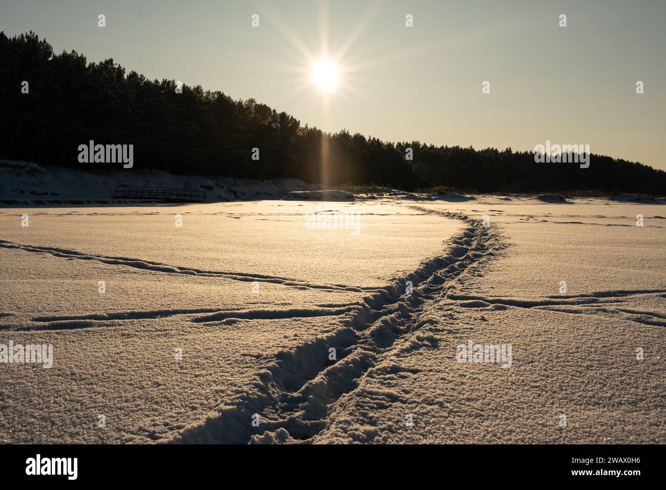 Die ausgetretenen Pfade erzählen von Reisen durch die ruhige Schönheit der Winterdämmerung. Stockfoto