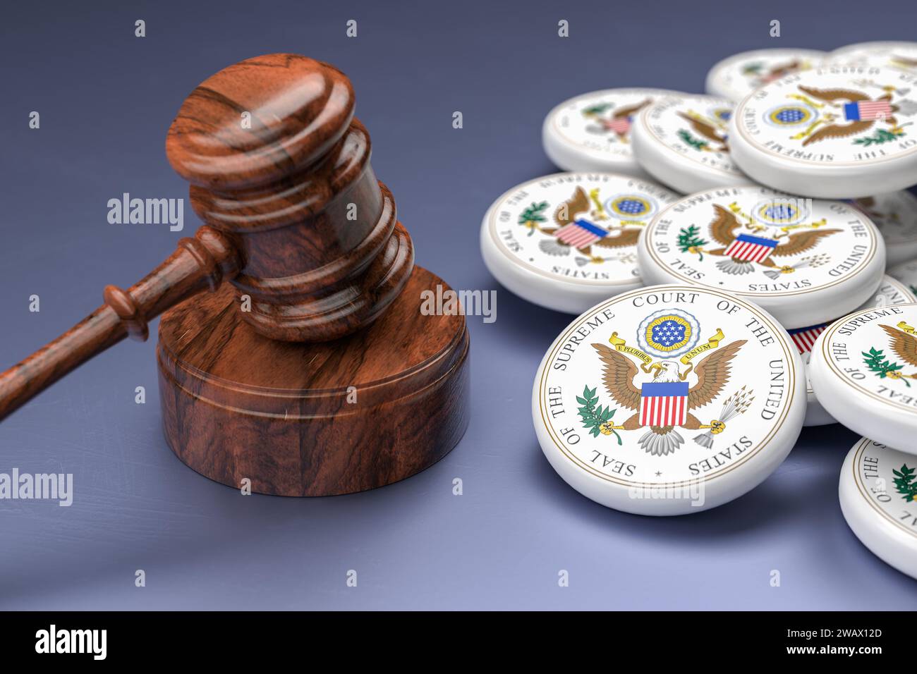 Ein Hammer auf seiner Basis, umgeben von Logos des Obersten Gerichtshofs der Vereinigten Staaten SCOTUS. Selektiver Fokus Stockfoto