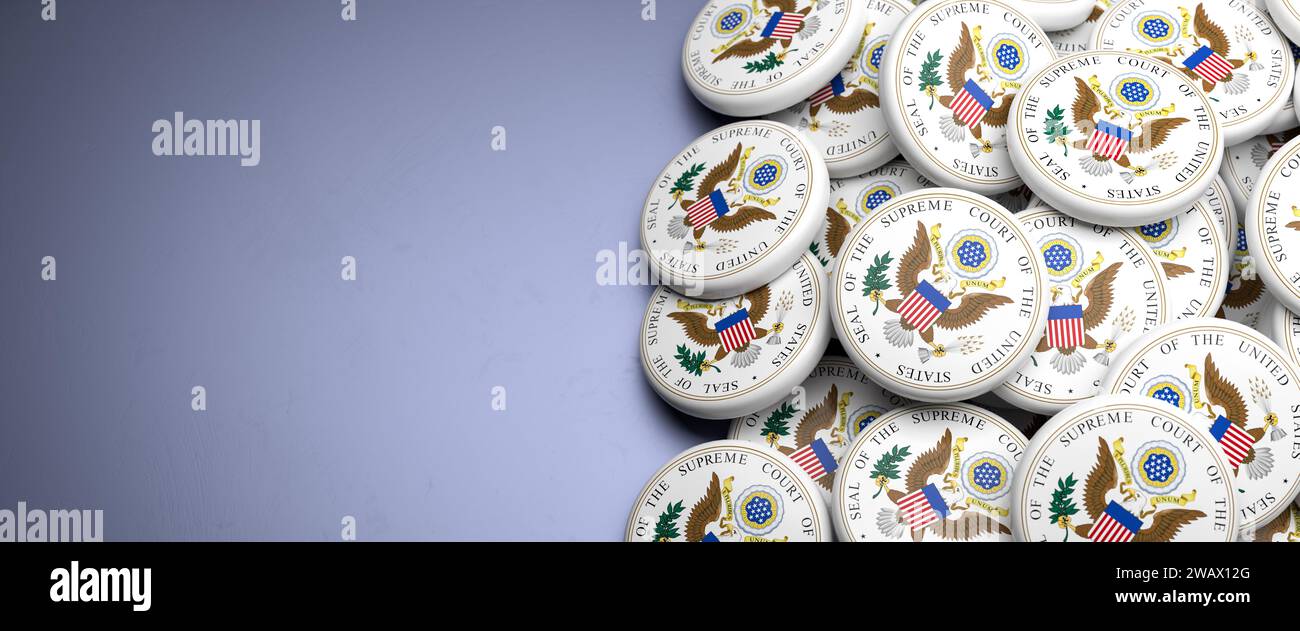 Logos des Obersten Gerichtshofs der Vereinigten Staaten SCOTUS auf einem Haufen auf einem Tisch Stockfoto