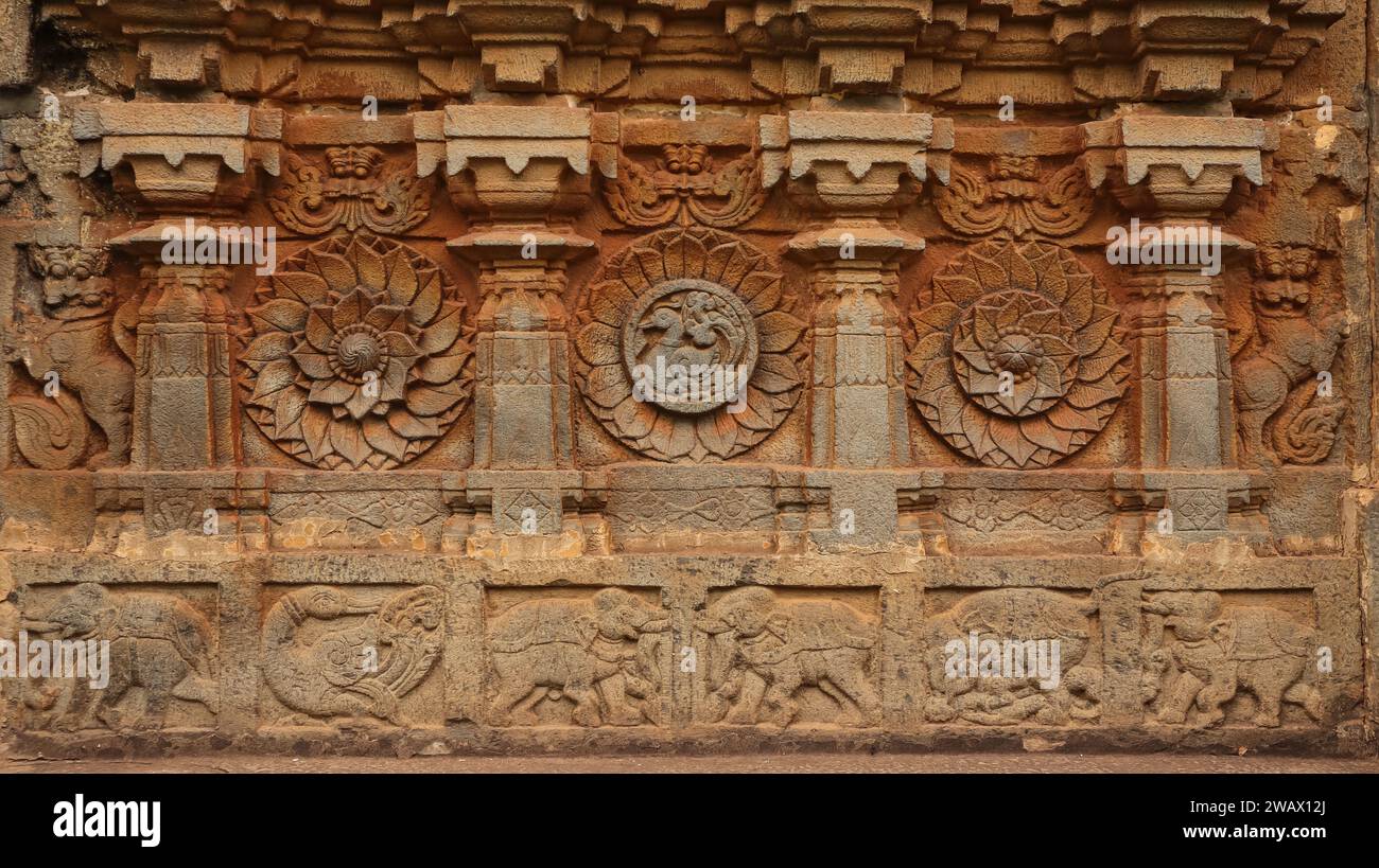 Schnitzereien von Lotus und mythologischen Kreaturen auf dem antiken Aghoreshwara Swamy Tempel, Ikkeri, Sagar, Karnataka, Indien. Stockfoto