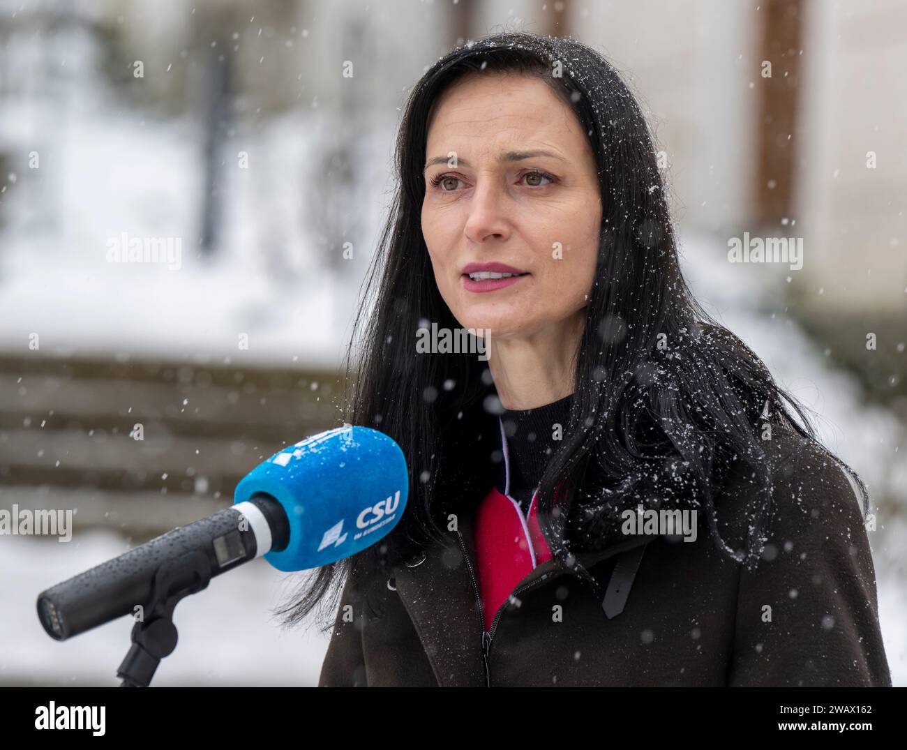 07. Januar 2024, Bayern, Seeon: Mariya Gabriel, stellvertretende Premierministerin und Außenministerin Bulgariens, gibt eine Presseerklärung während des Winterreats der CSU im Bundestag im Kloster Seeon. Foto: Peter Kneffel/dpa Stockfoto