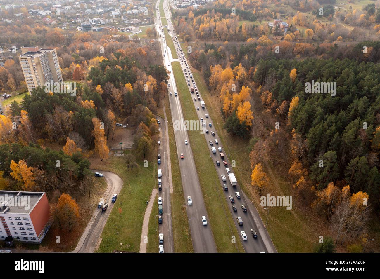 Drohnenfotografie von Staus auf einer Straße mit hoher Intensität in einer Stadt während des sonnigen Herbsttags Stockfoto
