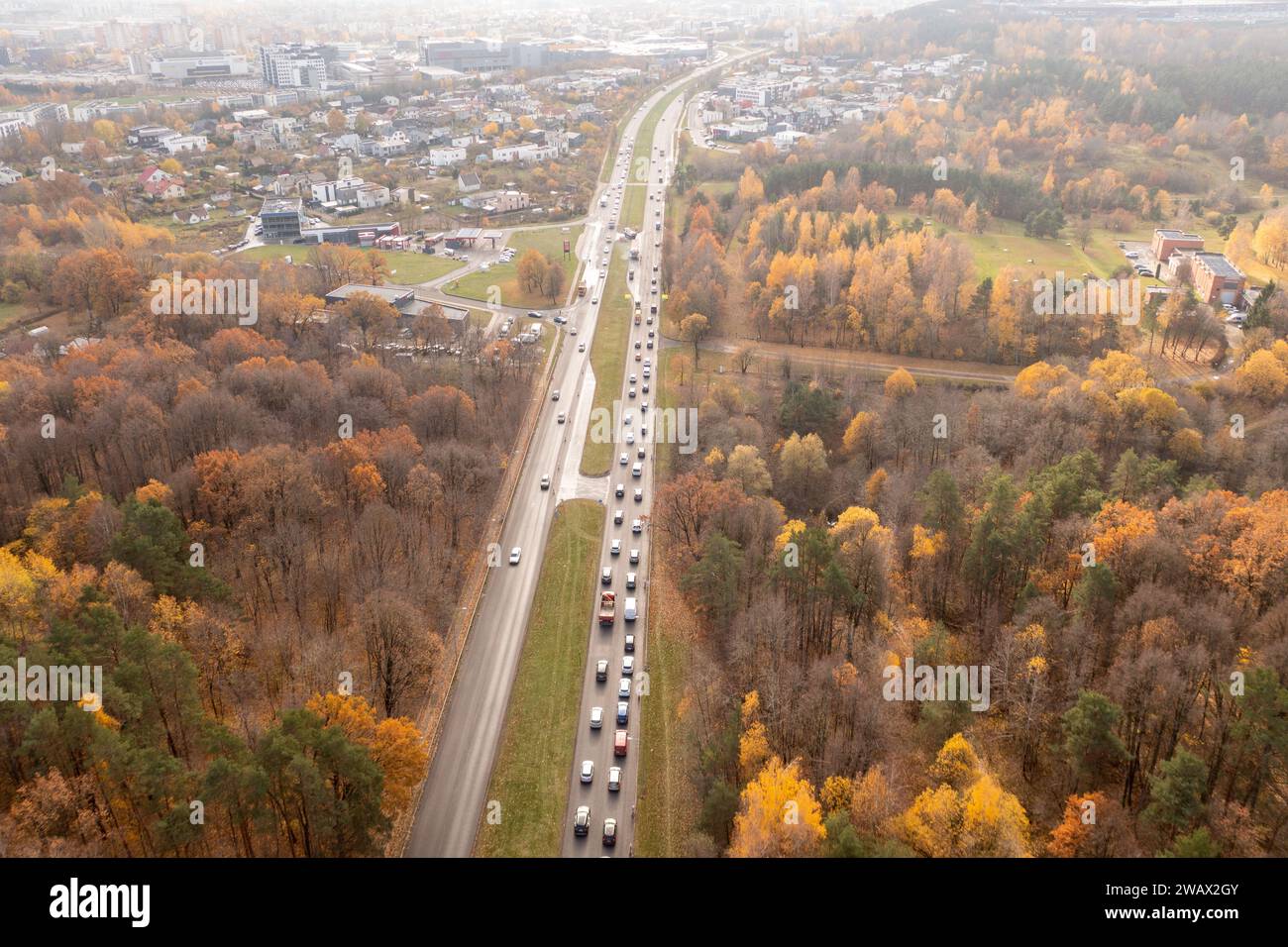 Drohnenfotografie von Staus auf einer Straße mit hoher Intensität in einer Stadt während des sonnigen Herbsttags Stockfoto