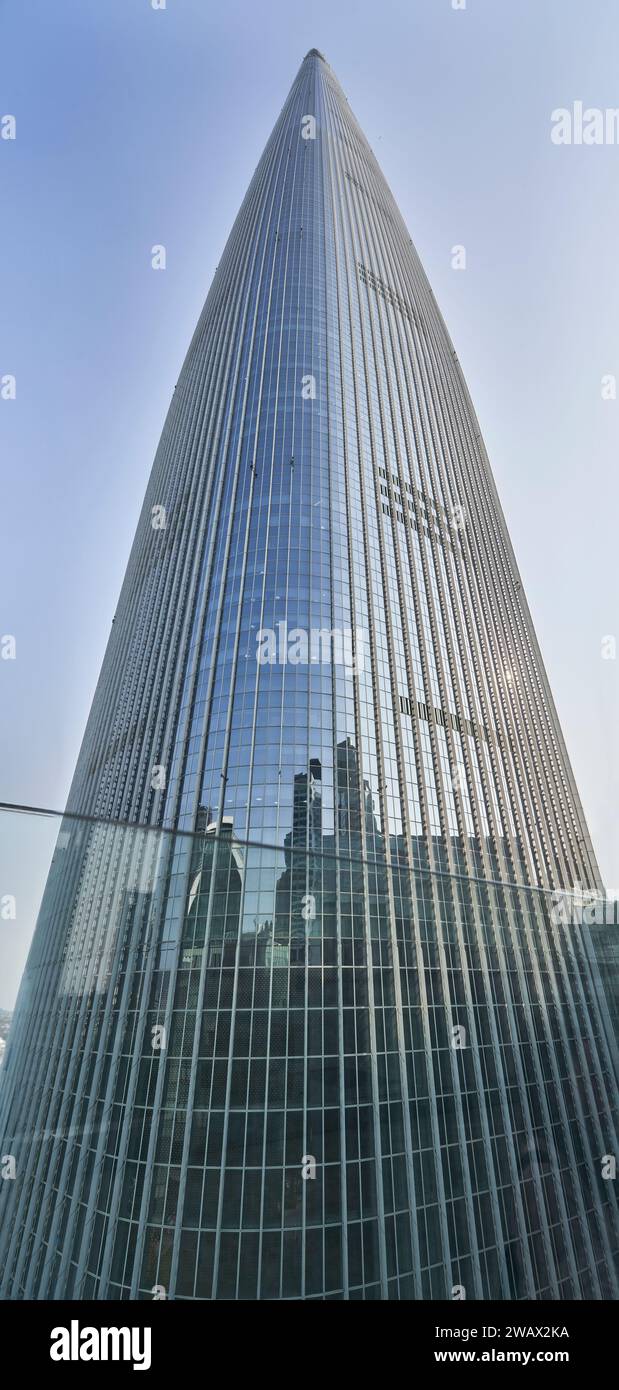 Ein vertikales Panoramabild des Lotte World Tower, dem sechsthöchsten Gebäude der Welt, in Seoul, Südkorea Stockfoto