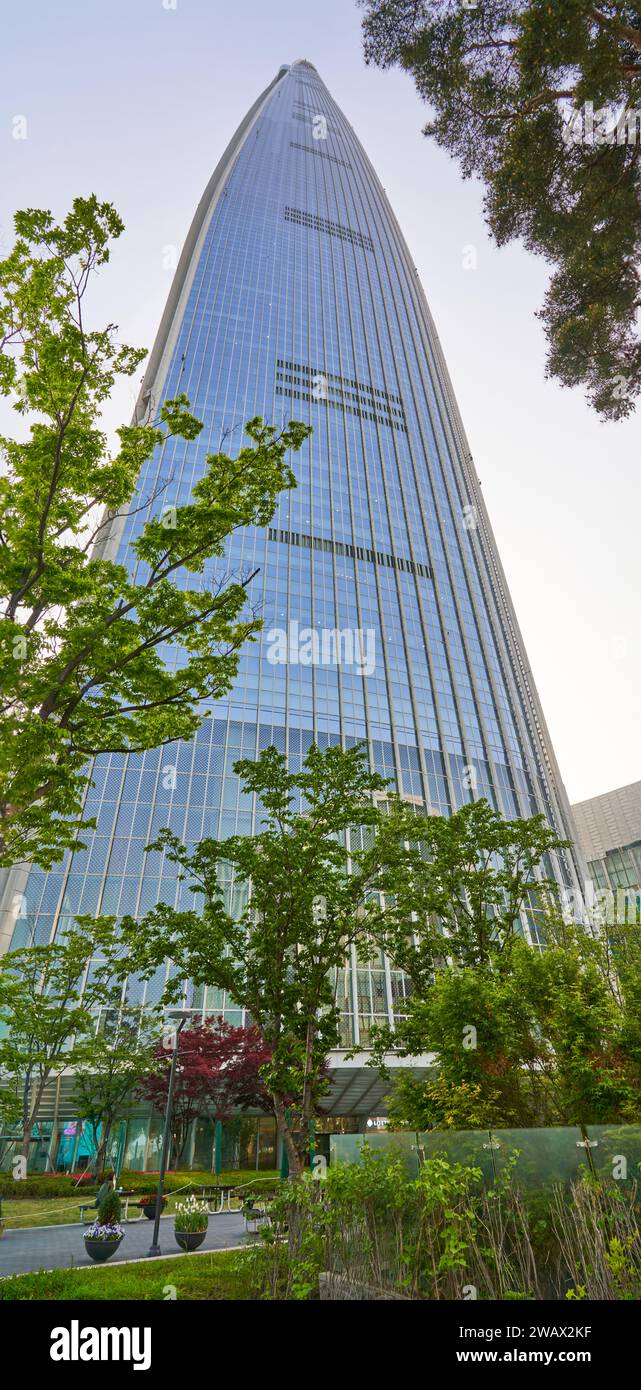 Ein vertikales Panoramabild des Lotte World Tower, dem sechsthöchsten Gebäude der Welt, in Seoul, Südkorea Stockfoto