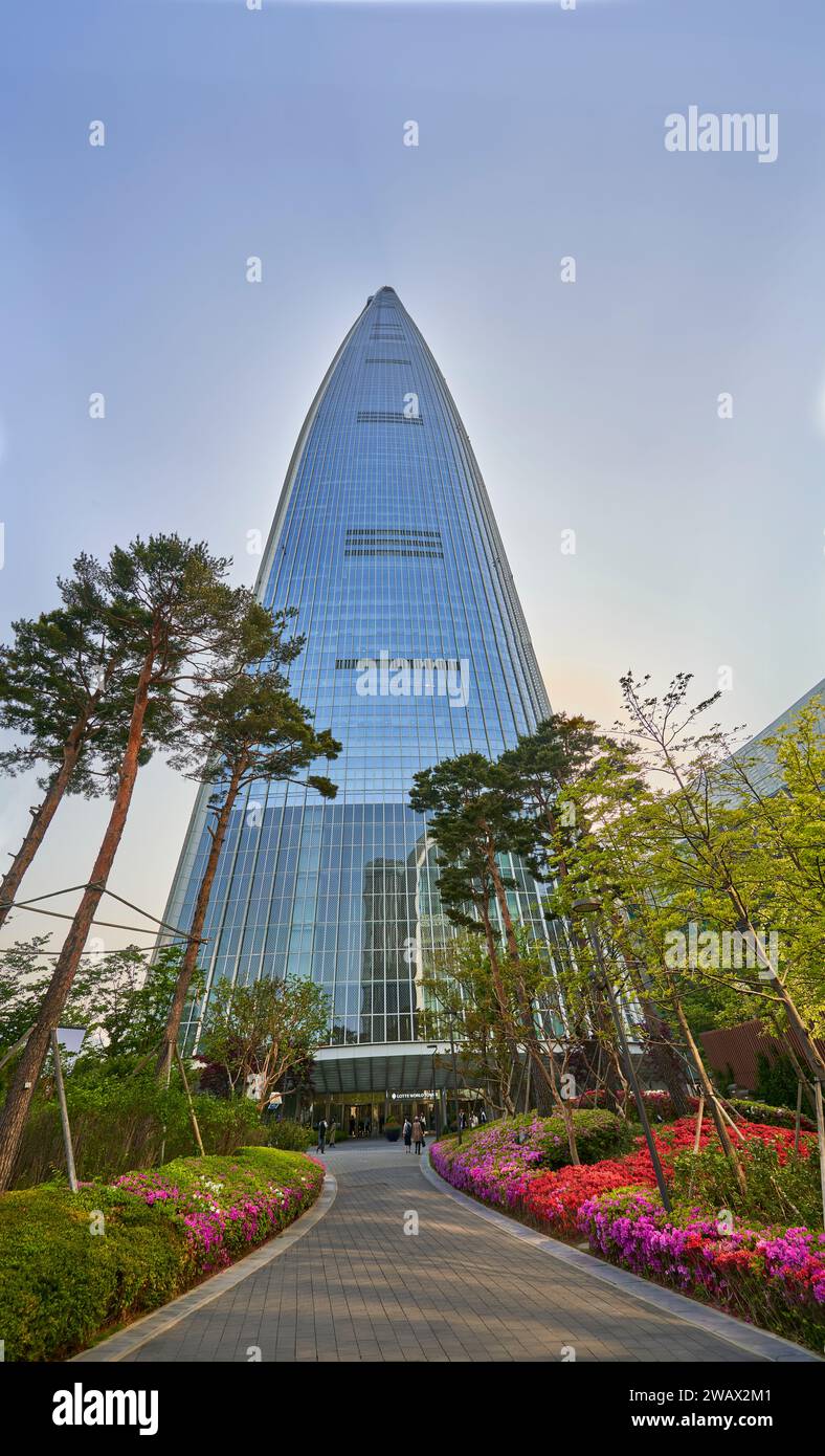 Ein vertikales Panoramabild des Lotte World Tower, dem sechsthöchsten Gebäude der Welt, in Seoul, Südkorea Stockfoto