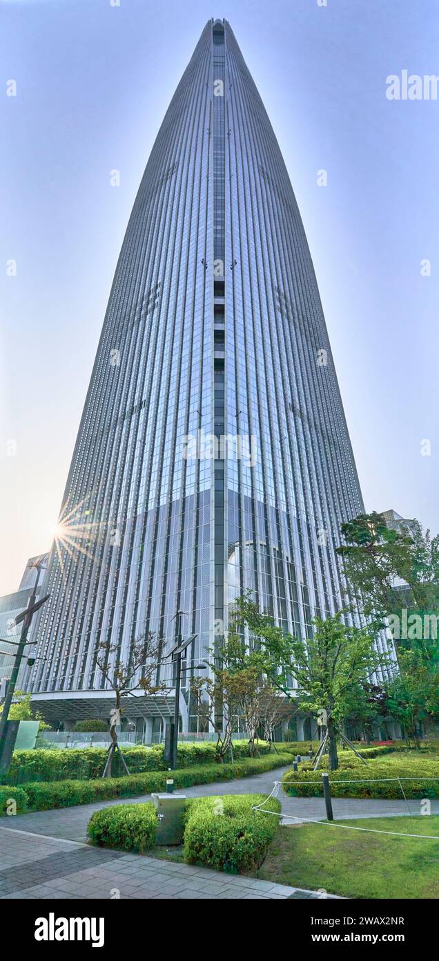 Ein vertikales Panoramabild des Lotte World Tower mit einem Sonnenstern, dem sechsthöchsten Gebäude der Welt, in Seoul, Südkorea Stockfoto