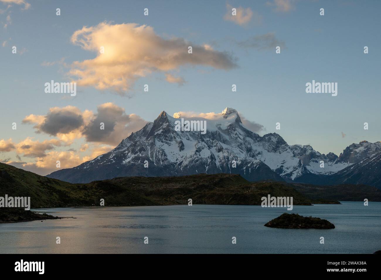 Lake Pehoe und Paine Massif bei Sonnenuntergang, Nationalpark Torres del Paine, Patagonien, Chile Stockfoto