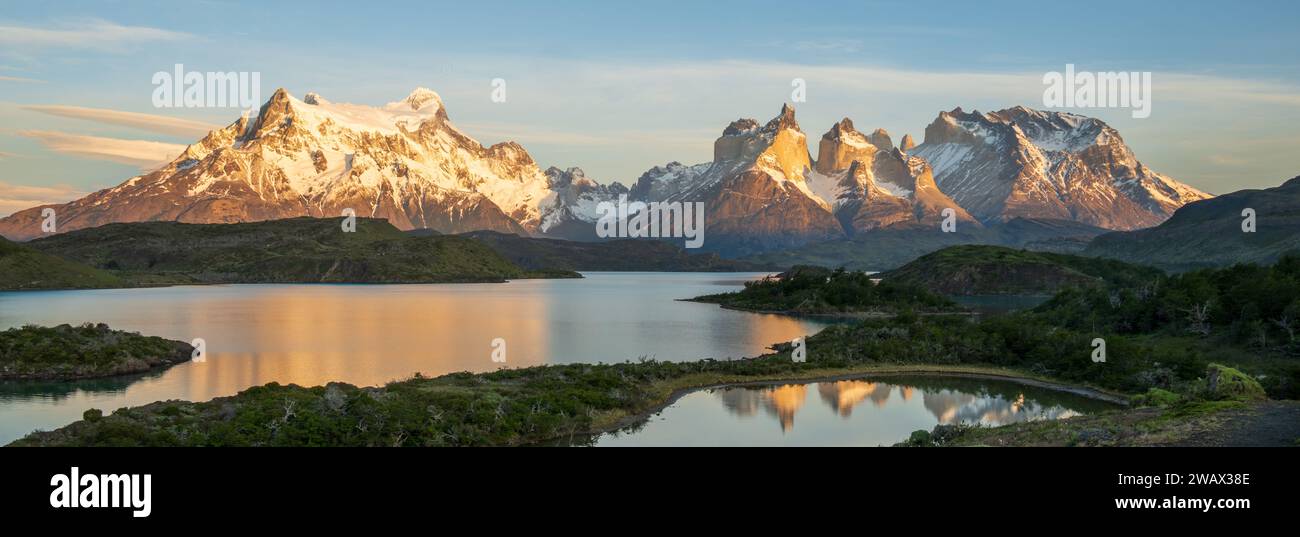 Lake Pehoe und Paine Massif bei Sonnenuntergang, Nationalpark Torres del Paine, Patagonien, Chile Stockfoto