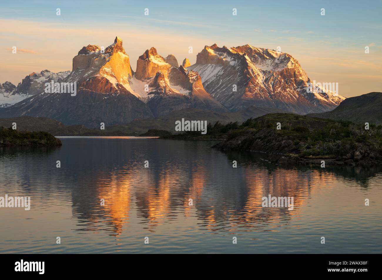 Lake Pehoe und Paine Massif bei Sonnenuntergang, Nationalpark Torres del Paine, Patagonien, Chile Stockfoto