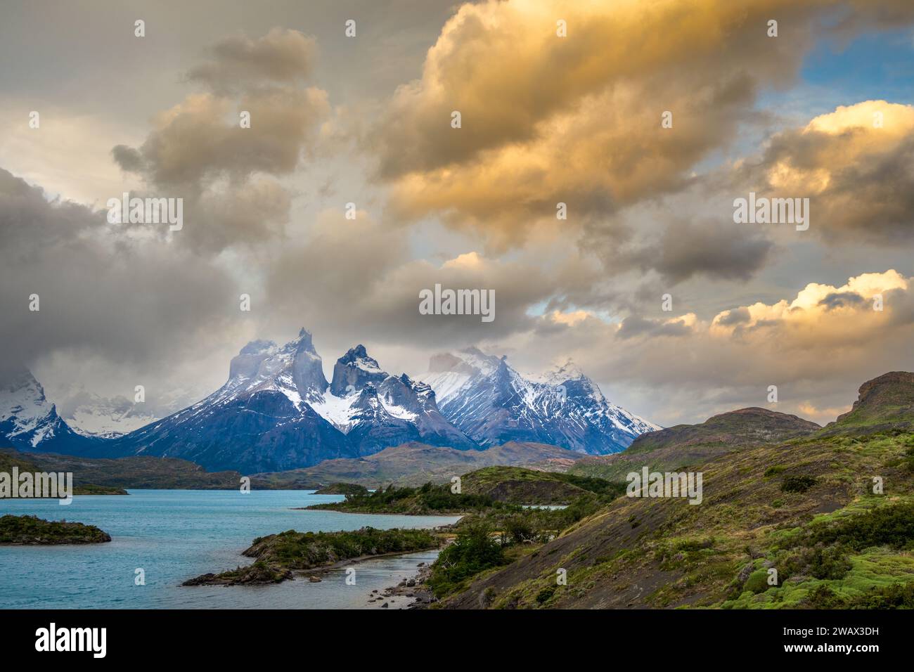 Lake Pehoe & Paine Massif bei Sonnenuntergang, Nationalpark Torres del Paine, Patagonien, Chile Stockfoto