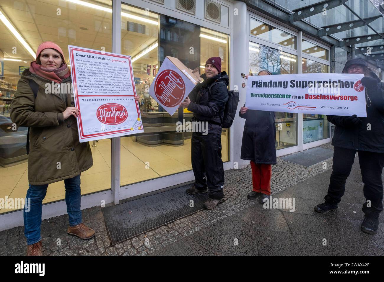 Symbolische Pfändungen von Superreichen Deutschland, Berlin, 21.12.2023 ...