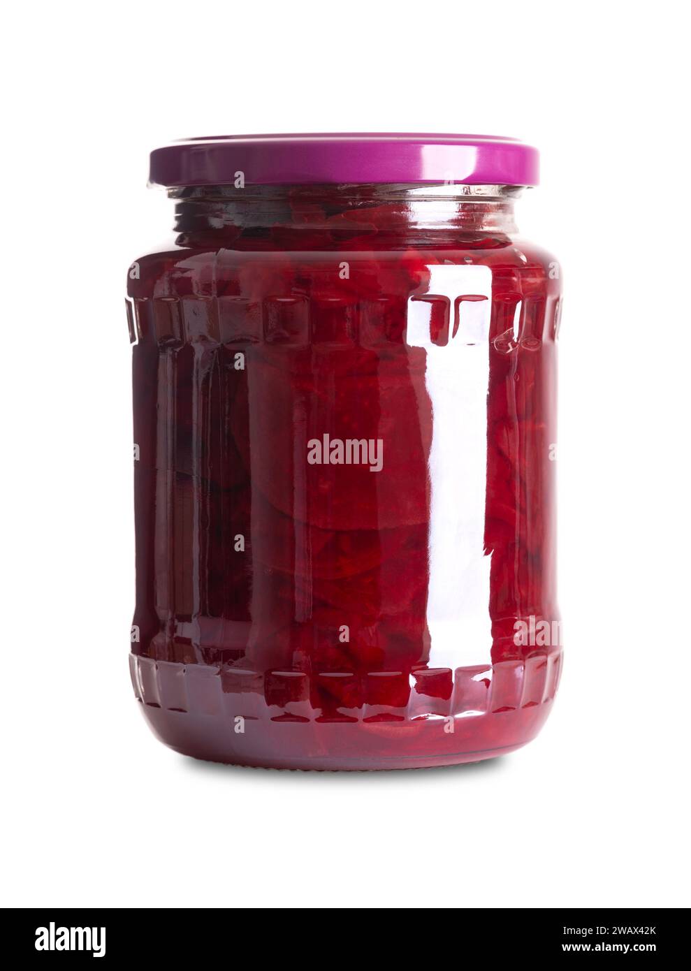 In Scheiben geschnittene Rote Bete in einem Glas. Gekochte, geschnittene rote Rüben, pasteurisiert und in einer Salzlake aus Wasser, Essig und Salz haltbar gemacht. Wird als Salat verwendet. Stockfoto