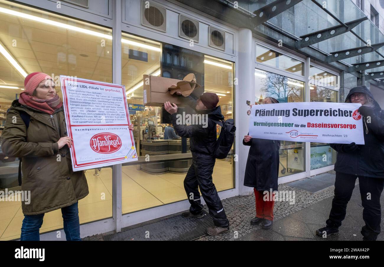 Symbolische Pfändungen von Superreichen Deutschland, Berlin, 21.12.2023