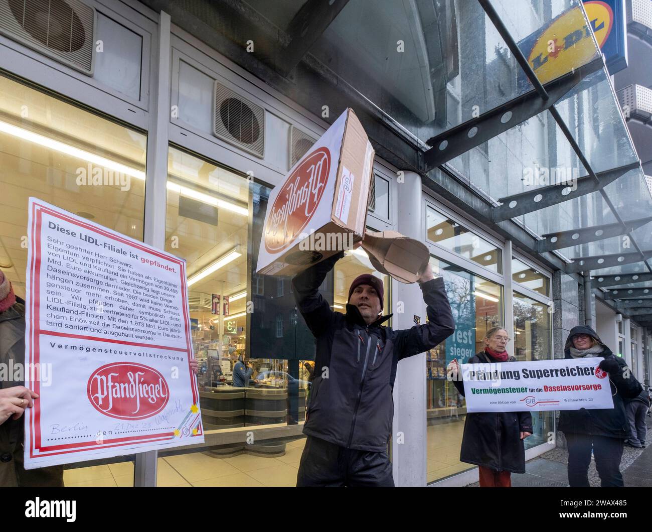 Symbolische Pfändungen von Superreichen Deutschland, Berlin, 21.12.2023