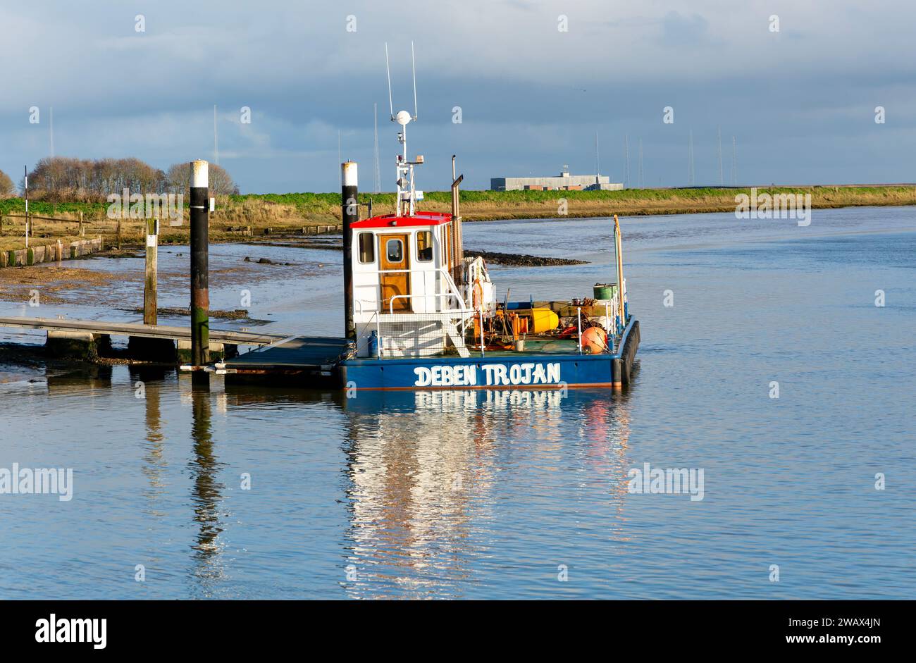 Deben Trojan Multifunktionsboot, River Ore, Orford, Suffolk, England, UK Stockfoto