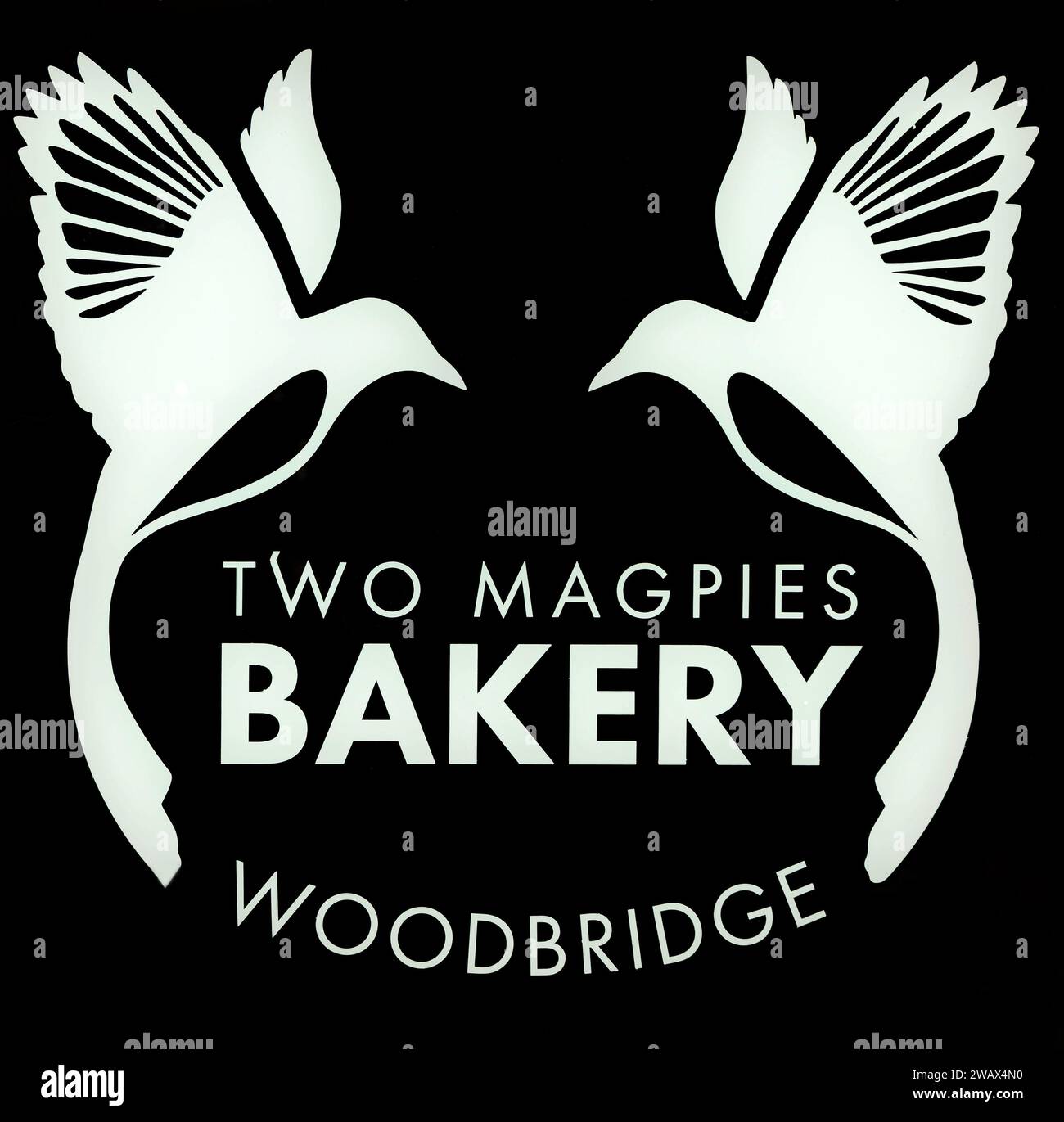 Logoschild am Glasfenster, Bäckerei Two Magpies, Woodbridge, Suffolk, England, UK Stockfoto