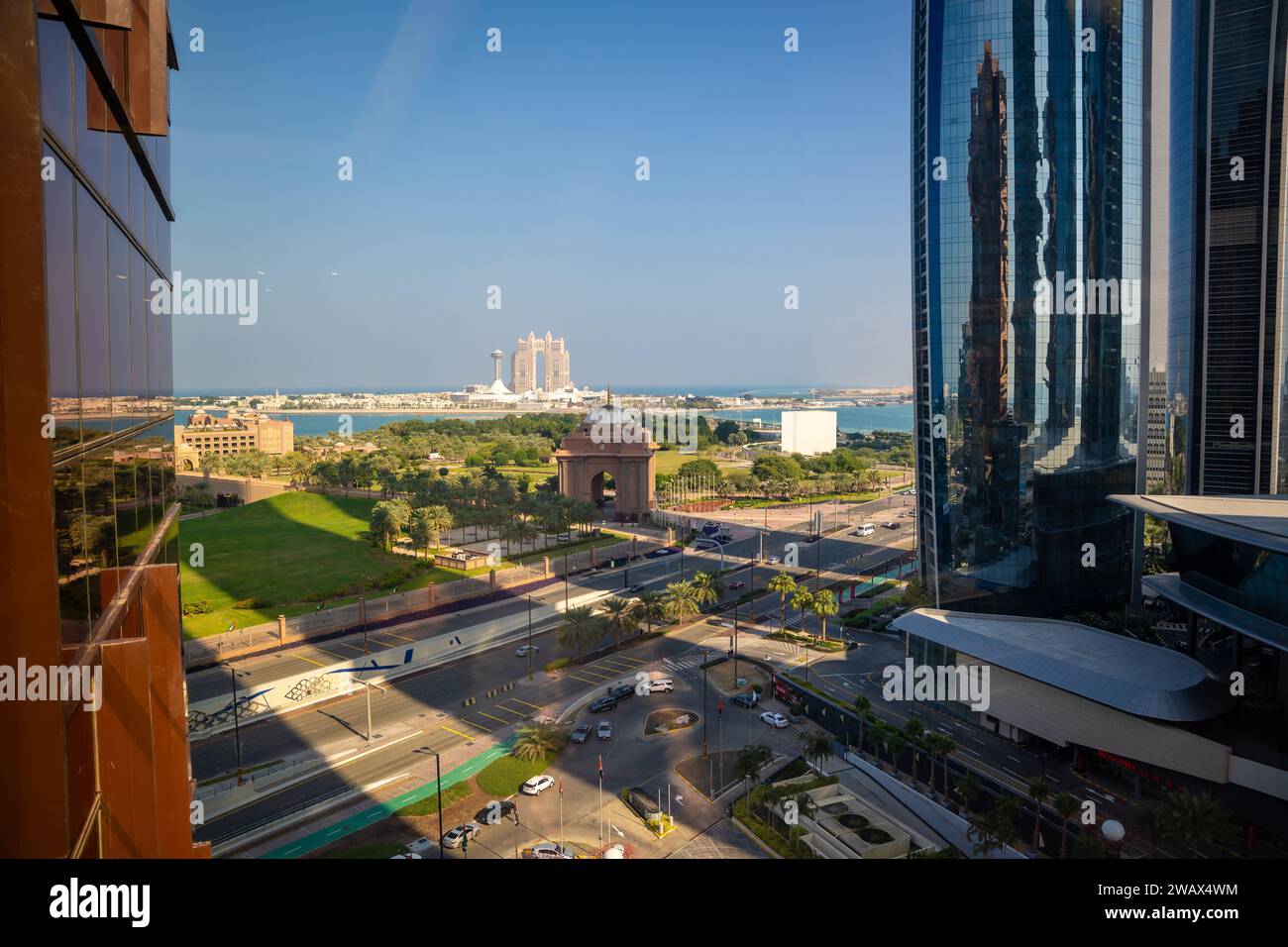 Abu Dhabi, Vereinigte Arabische Emirate - 4. Dezember 2023: Blick vom Gate-Gebäude zum Emirates Palace Hotel und Rixos Hotel im Hintergrund in Abu Dhabi Stockfoto