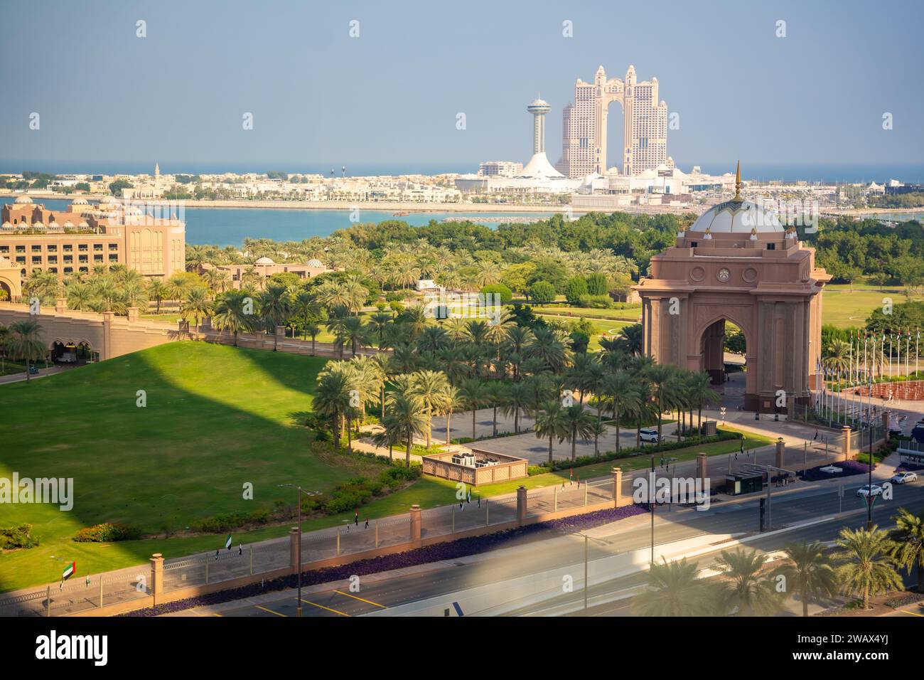 Abu Dhabi, Vereinigte Arabische Emirate - 4. Dezember 2023: Luftaufnahme des Tores zum Emirates Palace Hotel und Rixos Hotel im Hintergrund in Abu Dhabi, VAE. Stockfoto