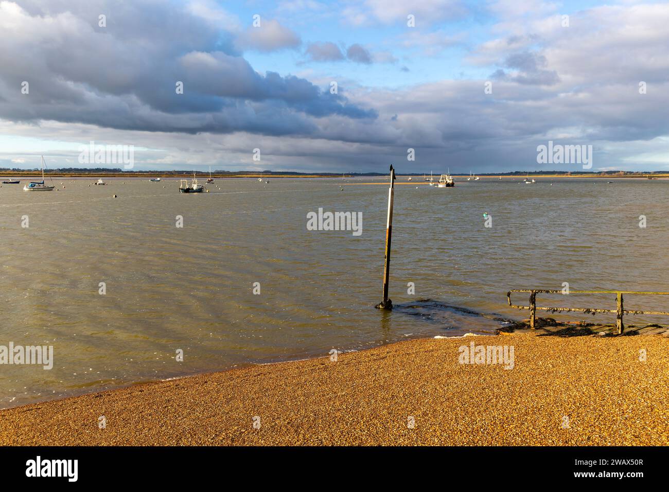 Boote an Anlegestellen in der Nähe der Flussmündung flussaufwärts, River Deben, Bawdsey Quay, Suffolk, England, UK Stockfoto