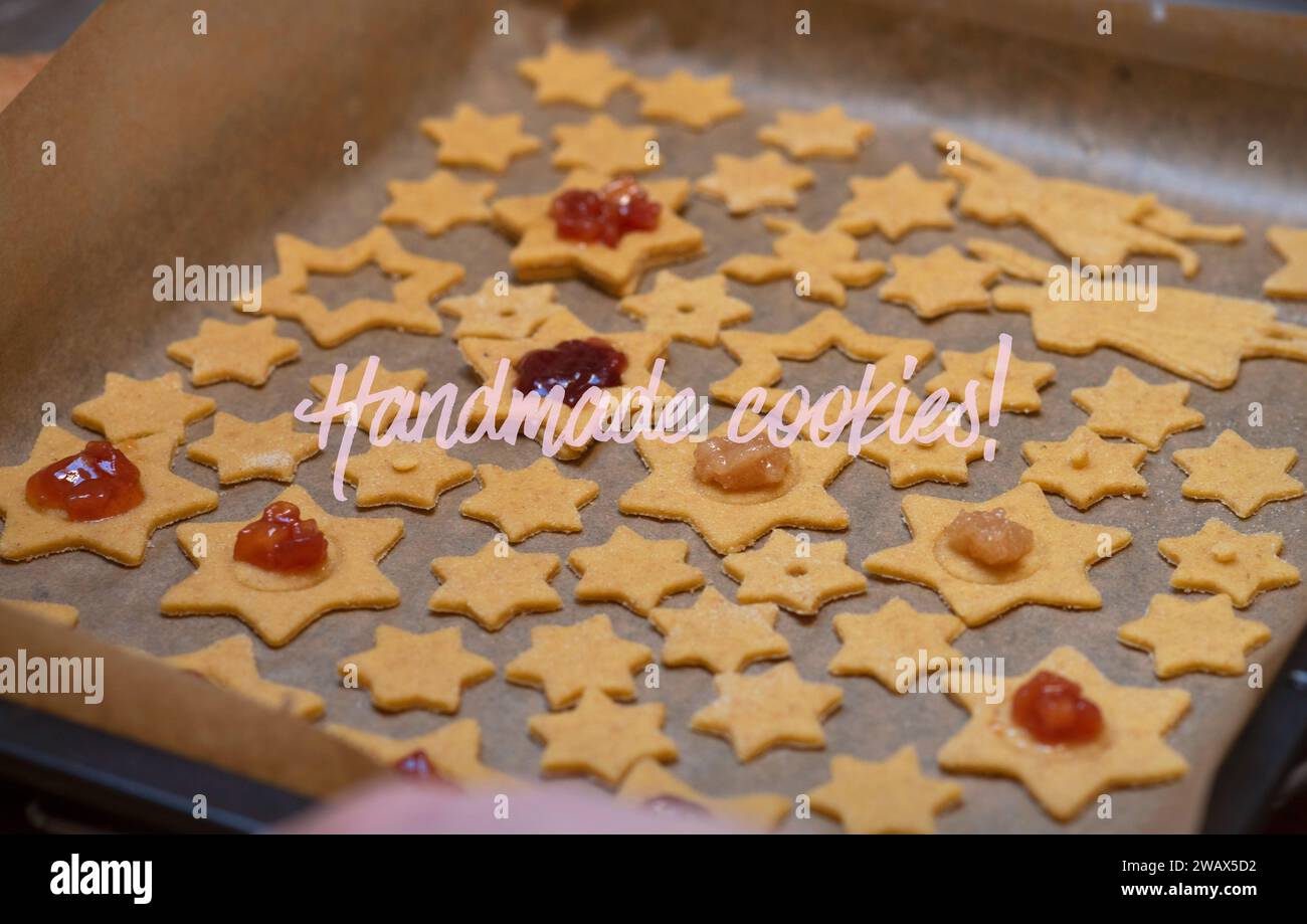 Sterne handgemachte Cookies mit Quitte, Zitronen- und Erdbeermarmelade mit Textnachricht – Handmade Cookies! Stockfoto