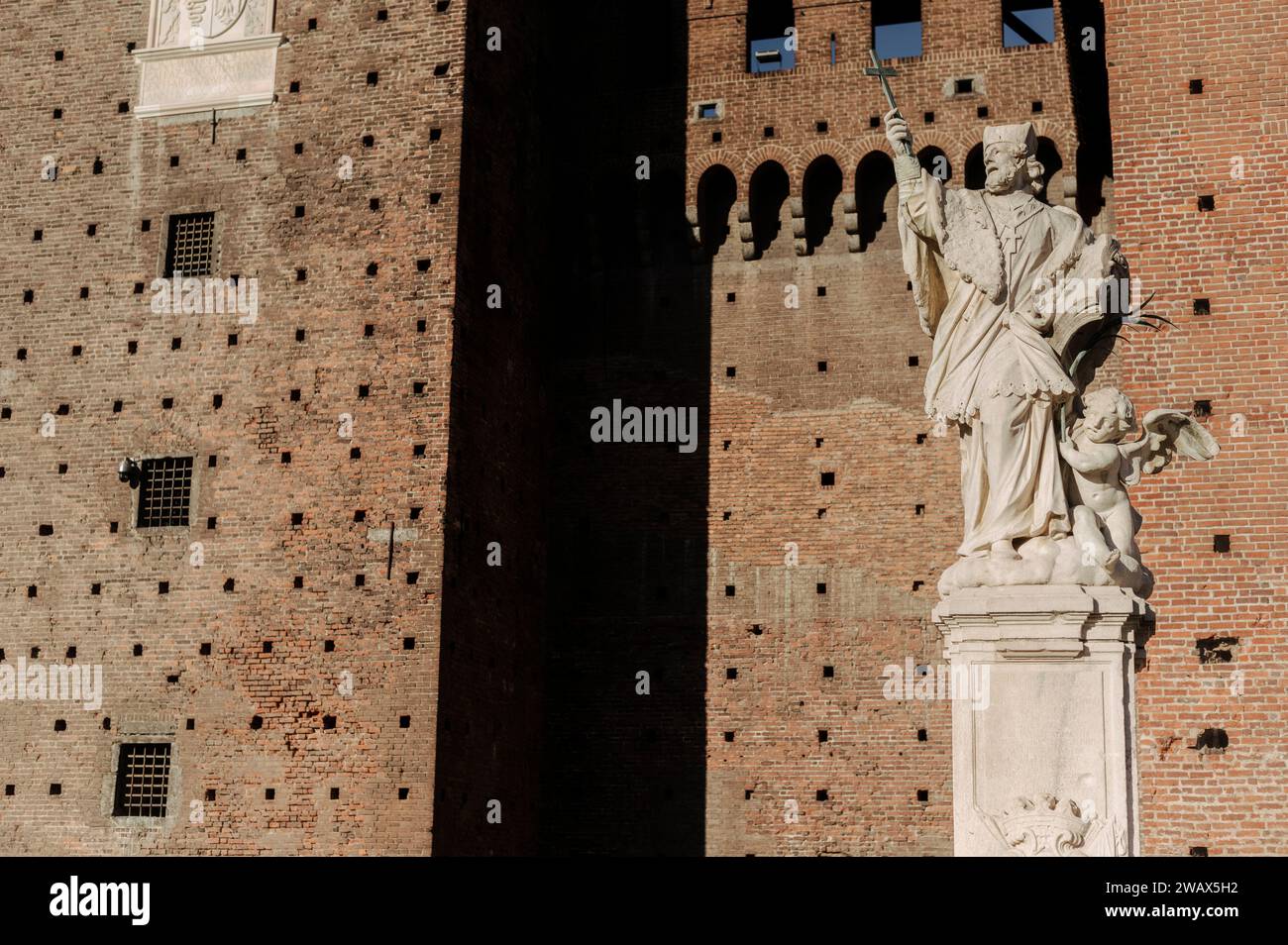 Mailand, Italien. Januar 2024. Außenmauern der Burg Sforzesco, die im 15. Jahrhundert von Francesco Sforza, Herzog von Mailand, erbaut wurde Stockfoto