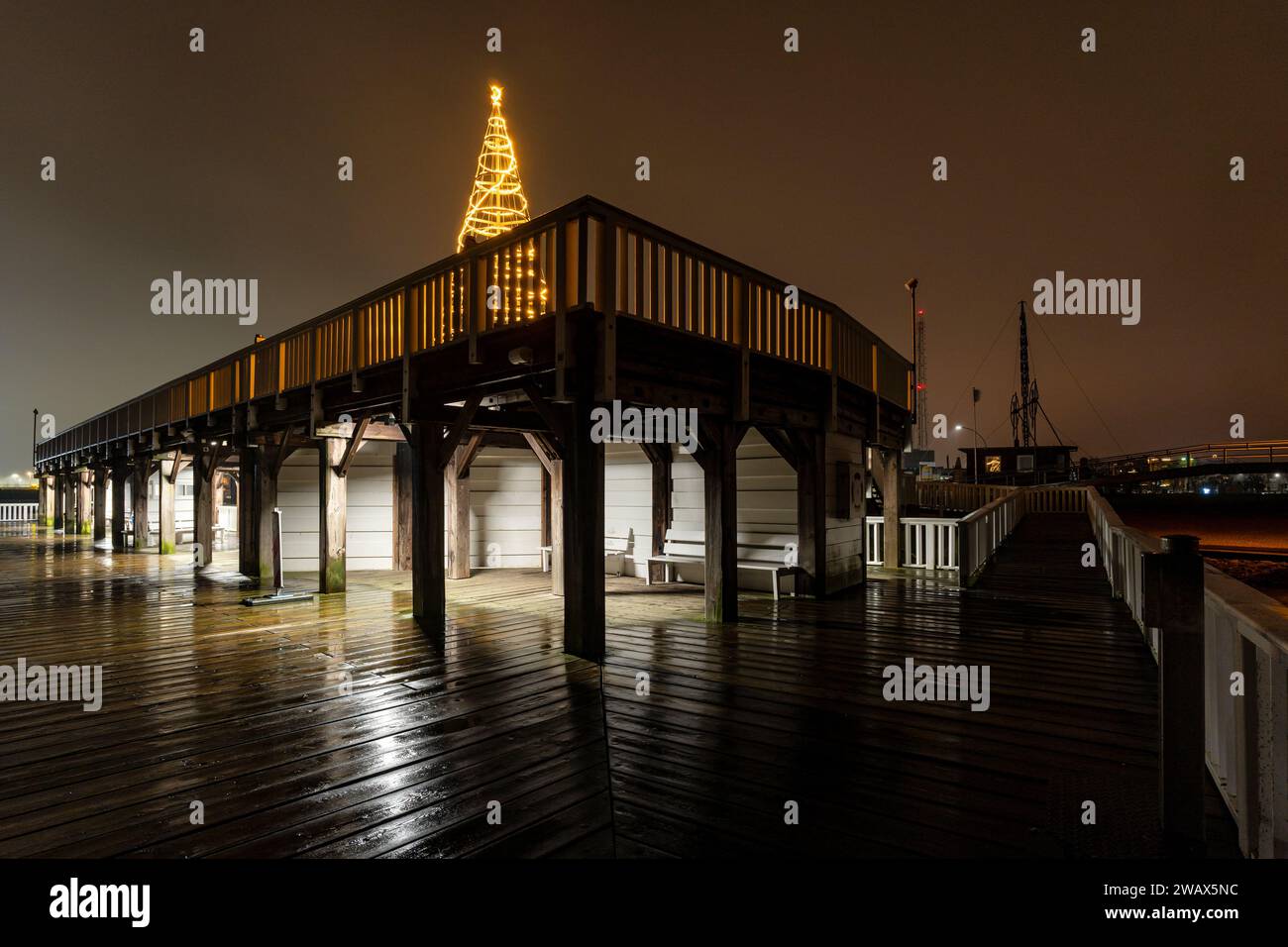 Alte Liebe, berühmte Aussichtsplattform in Cuxhaven, Deutschland an der Elbe zur Weihnachtszeit in der Nacht Stockfoto
