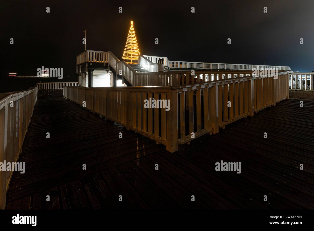 Alte Liebe, berühmte Aussichtsplattform in Cuxhaven, Deutschland an der Elbe zur Weihnachtszeit in der Nacht Stockfoto