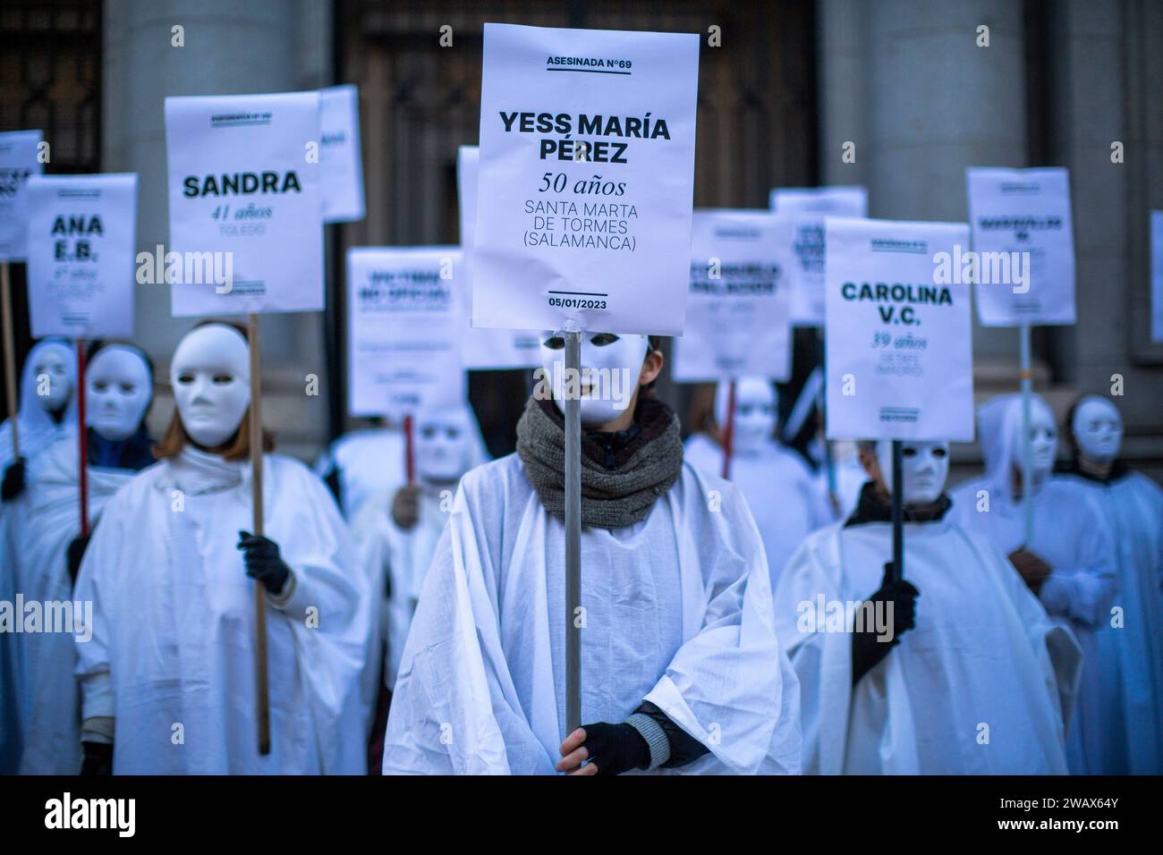 Madrid, Madrid, Spanien. Januar 2024. Frauen mit weißen Masken und Spruchbändern, die die 100 Frauen repräsentieren, die 2023 in Spanien bei sexistischen Handlungen ermordet wurden, halten vor dem Ministerium für Gleichstellung eine "Beerdigungskundgebung" ab, um zu bitten, dass alle Femizide in Spanien offiziell gezählt werden. (Kreditbild: © Luis Soto/ZUMA Press Wire) NUR REDAKTIONELLE VERWENDUNG! Nicht für kommerzielle ZWECKE! Quelle: ZUMA Press, Inc./Alamy Live News Stockfoto