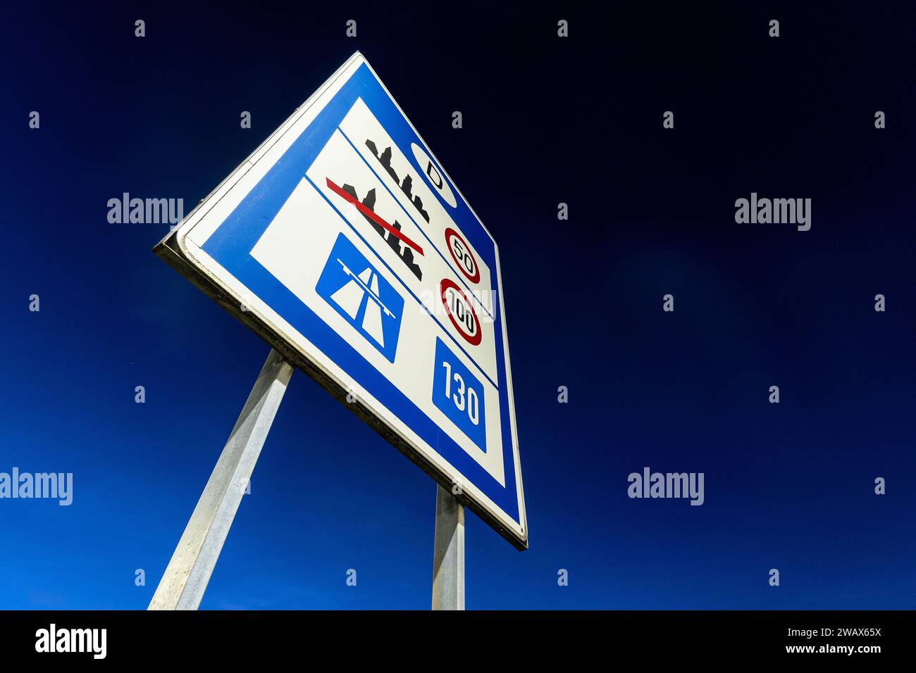 Deutsches Verkehrsschild: Allgemeine Geschwindigkeitsbegrenzungen Stockfoto
