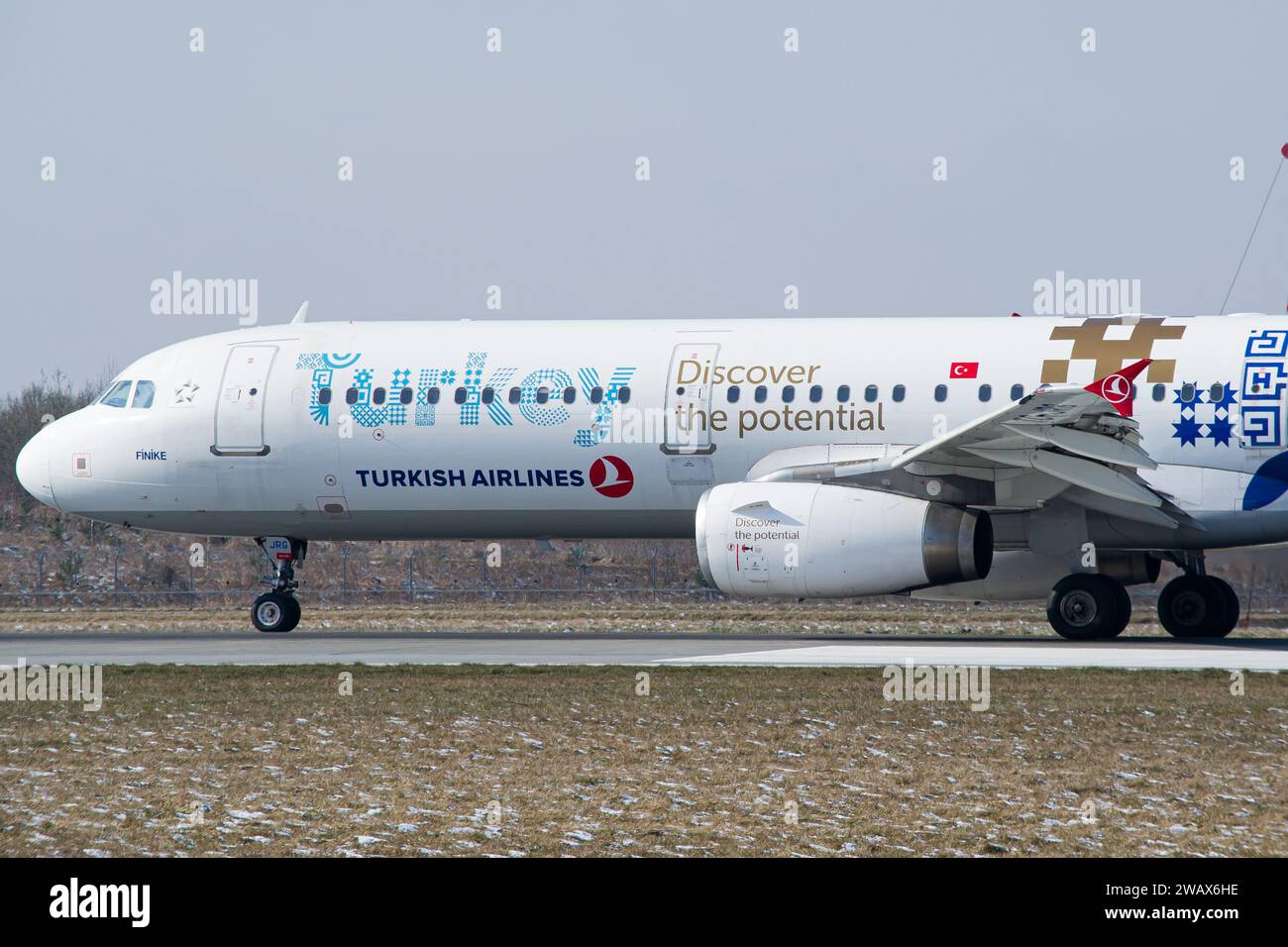 Сlose-up-Foto eines Flugzeugs des Typs Turkish Airlines Airbus A321 mit der Aufschrift „Turkey - Discover the Potential“ für den Start von Lemberg Stockfoto