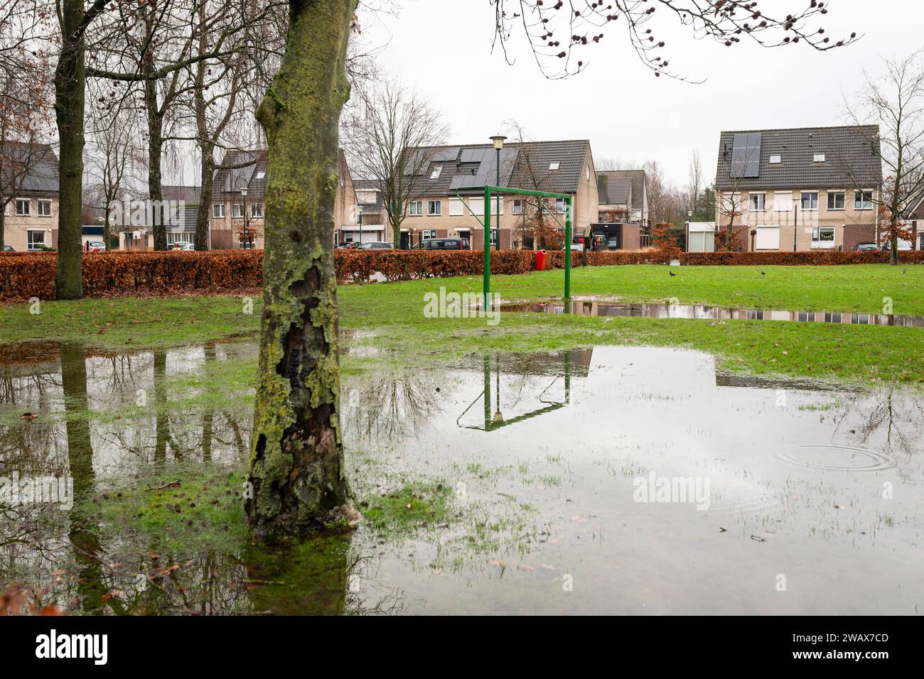 Extremer Niederschlag in den Niederlanden im Dezember 2023 mit überflutetem Park in einem Wohngebiet Stockfoto
