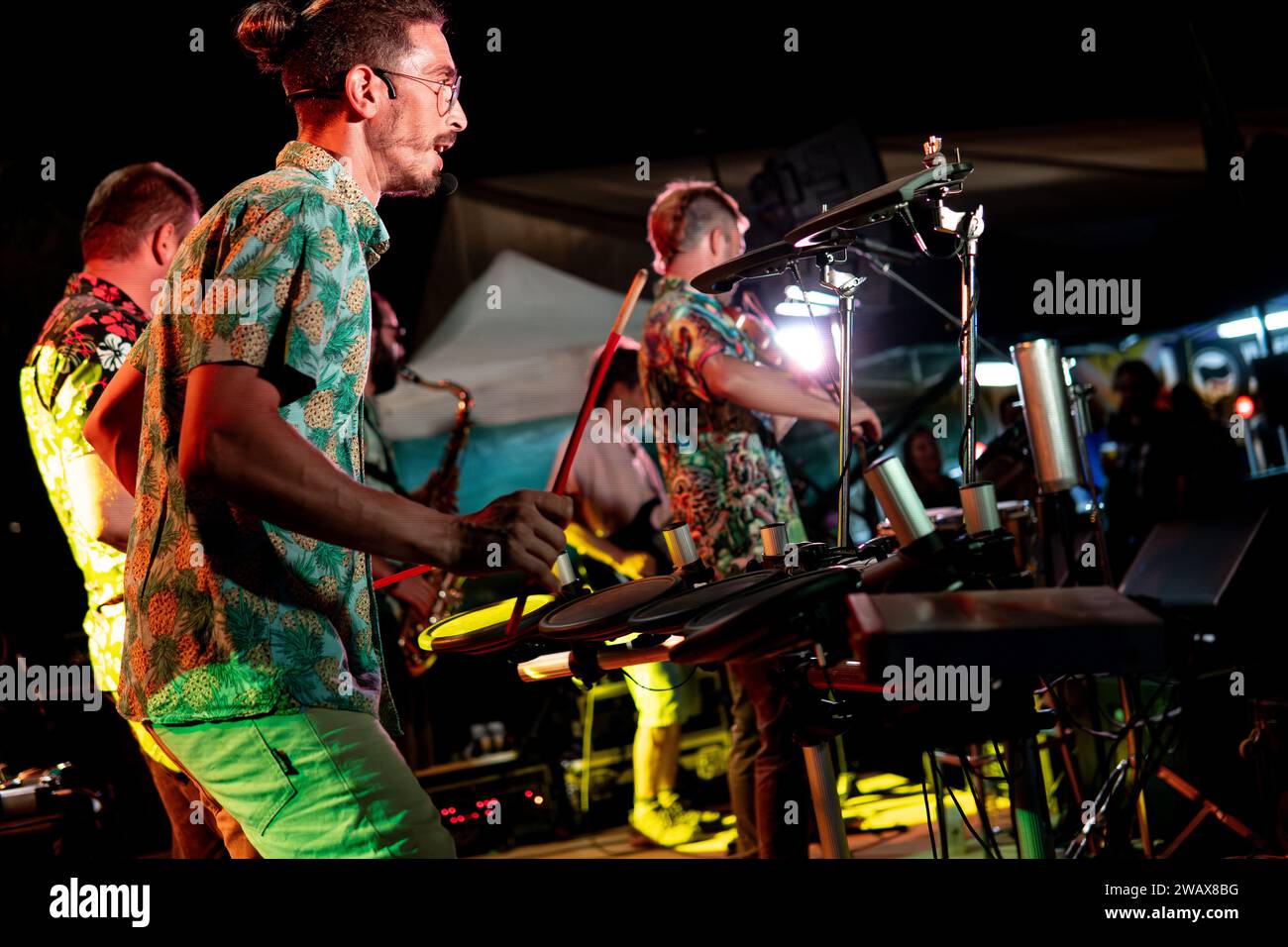 Barcelona, Spanien, 10. September 2023 - die energiegeladene Live-Band in hawaiianischen Trikots sorgt für eine elektrisierende Performance und sorgt mit Dynam für eine festliche Atmosphäre Stockfoto